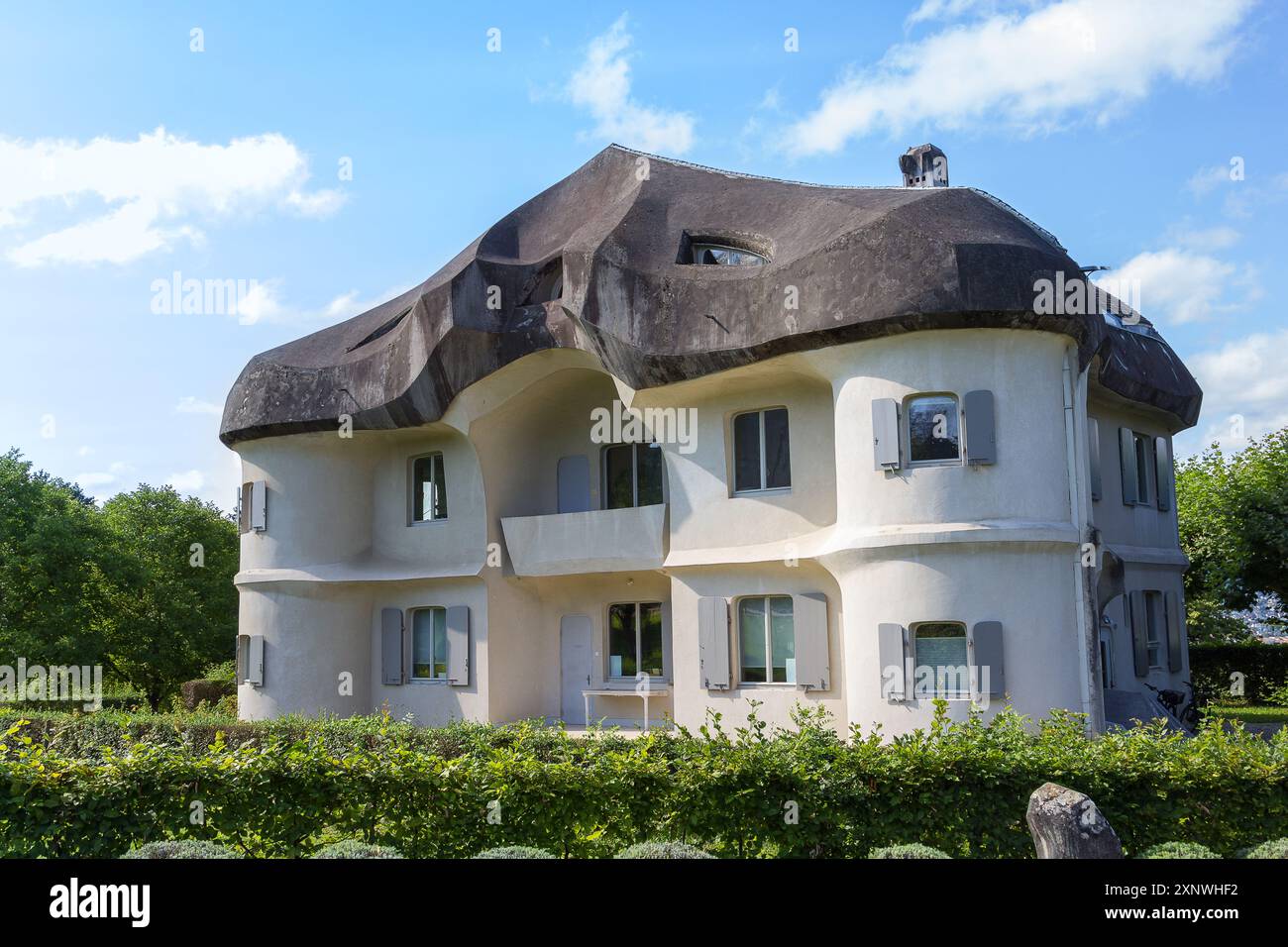 Dornach, Suisse - 24 août. 2021 : une maison à côté du Goetheanum II, dans le même style d'architecture expressionniste. Cet endroit est le WO Banque D'Images