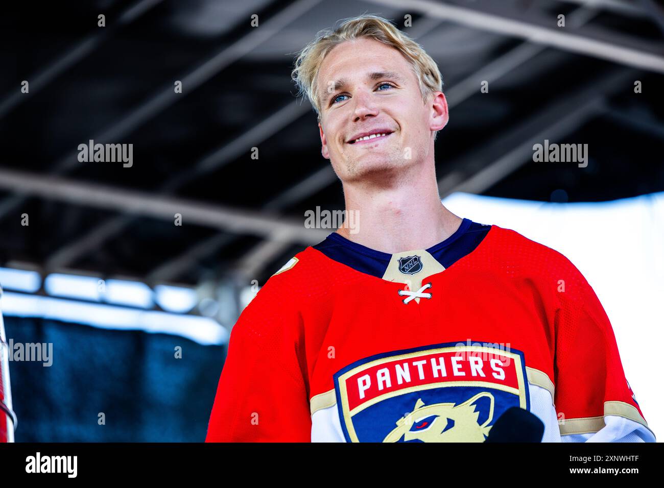 Linköping, Suède. 2 août 2024. Le 24 juin 2024, Gustav Forsling est devenu le premier joueur de Linköping HC à avoir remporté le trophée glorifié de la Coupe Stanley dans le ciel quand lui et ses Panthers de Floride ont battu les Oilers d’Edmonton en séries éliminatoires de la Coupe Stanley. Maintenant, le trophée de la Coupe Stanley est en tournée dans le monde entier et vendredi, il est arrivé à l'aréna Saab, à Linköping, en Suède. Crédit : Jeppe Gustafsson/Alamy Live News Banque D'Images
