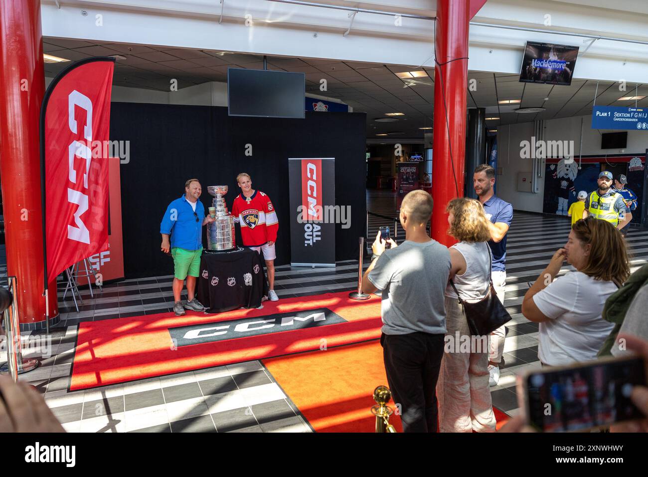 Linköping, Suède. 2 août 2024. Le 24 juin 2024, Gustav Forsling est devenu le premier joueur de Linköping HC à avoir remporté le trophée glorifié de la Coupe Stanley dans le ciel quand lui et ses Panthers de Floride ont battu les Oilers d’Edmonton en séries éliminatoires de la Coupe Stanley. Maintenant, le trophée de la Coupe Stanley est en tournée dans le monde entier et vendredi, il est arrivé à l'aréna Saab, à Linköping, en Suède. Crédit : Jeppe Gustafsson/Alamy Live News Banque D'Images