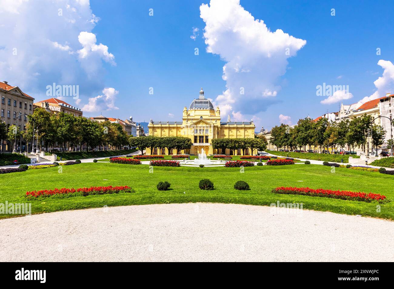Pavillon d'art à Zagreb imposant, musée du XIXe siècle accueillant de grandes expositions d'art, puisant dans tous les mouvements et toutes les périodes. Journée ensoleillée à Zagreb Croatie Banque D'Images
