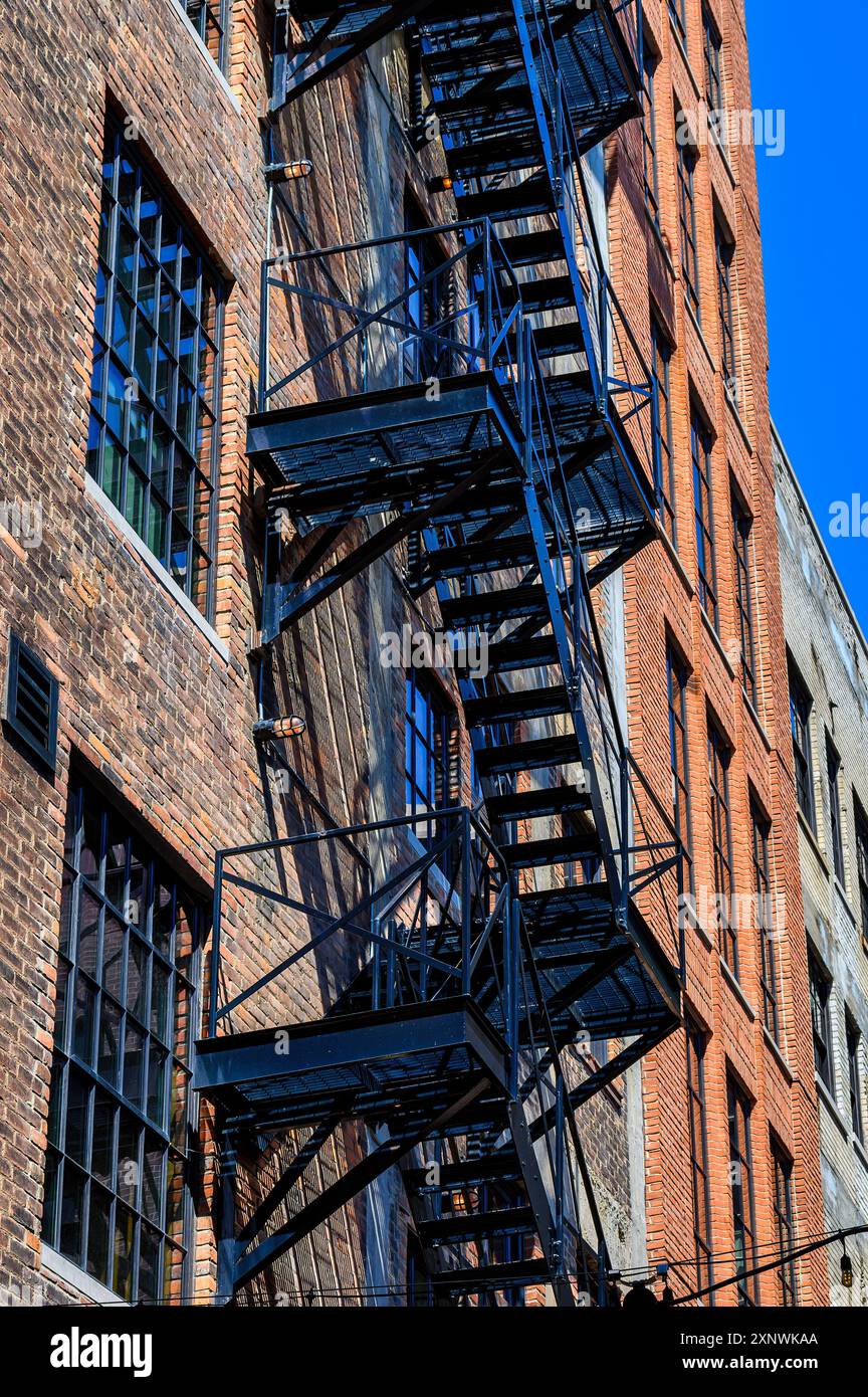 Detroit, États-Unis - 25 juillet 2024 : ancien escalier en métal à l'extérieur d'un bâtiment de mur de briques Banque D'Images
