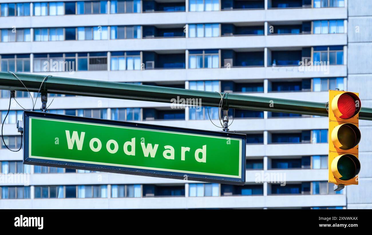 Detroit, États-Unis - 25 juillet 2024 : panneau de rue avec le mot Woodward et un feu stop en rouge Banque D'Images