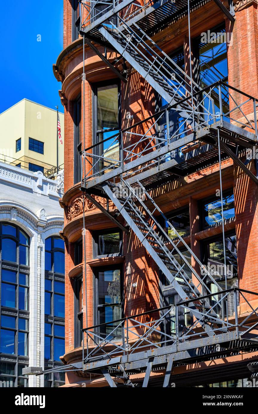 Detroit, États-Unis - 25 juillet 2024 : ancien escalier en métal à l'extérieur d'un bâtiment de mur de briques Banque D'Images