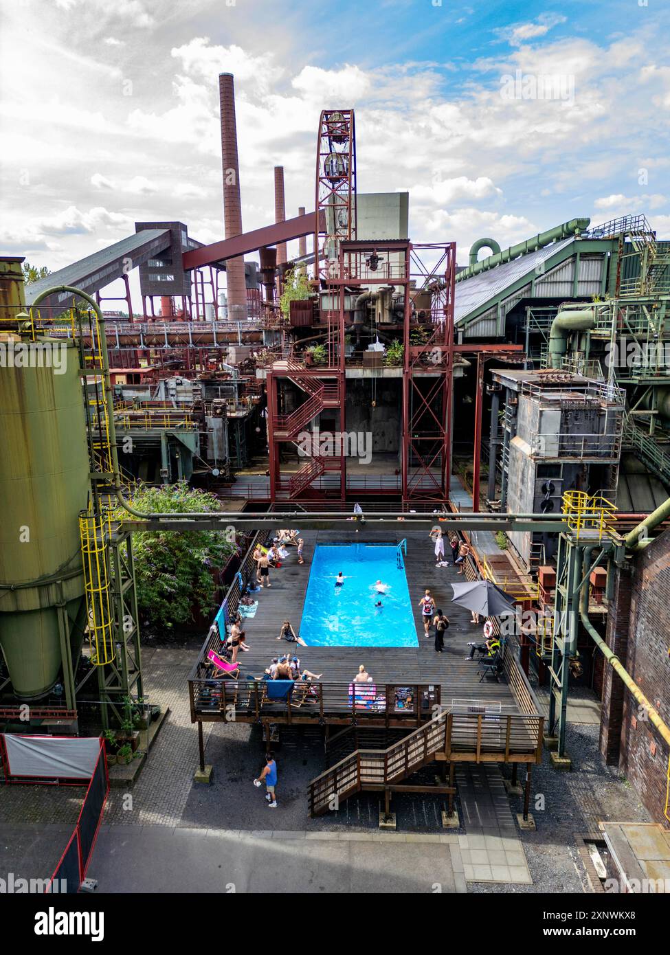 Le Werksschwimmbad, travaille piscine à la cokerie de Zollverein, toujours en activité pendant les vacances d'été NRW, ancien objet d'art, maintenant b Banque D'Images
