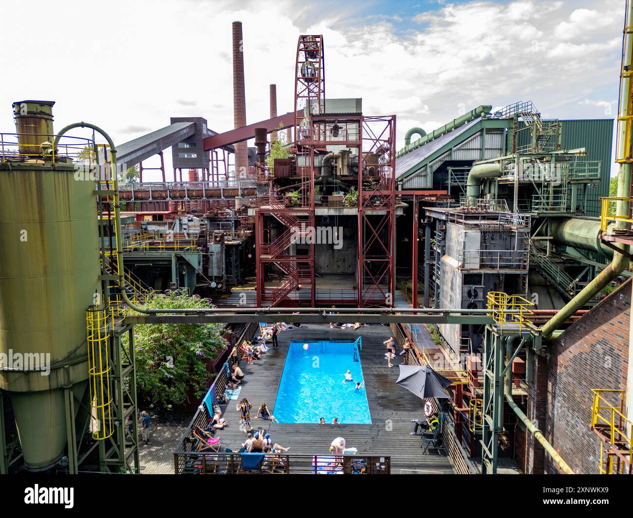 Le Werksschwimmbad, travaille piscine à la cokerie de Zollverein, toujours en activité pendant les vacances d'été NRW, ancien objet d'art, maintenant b Banque D'Images