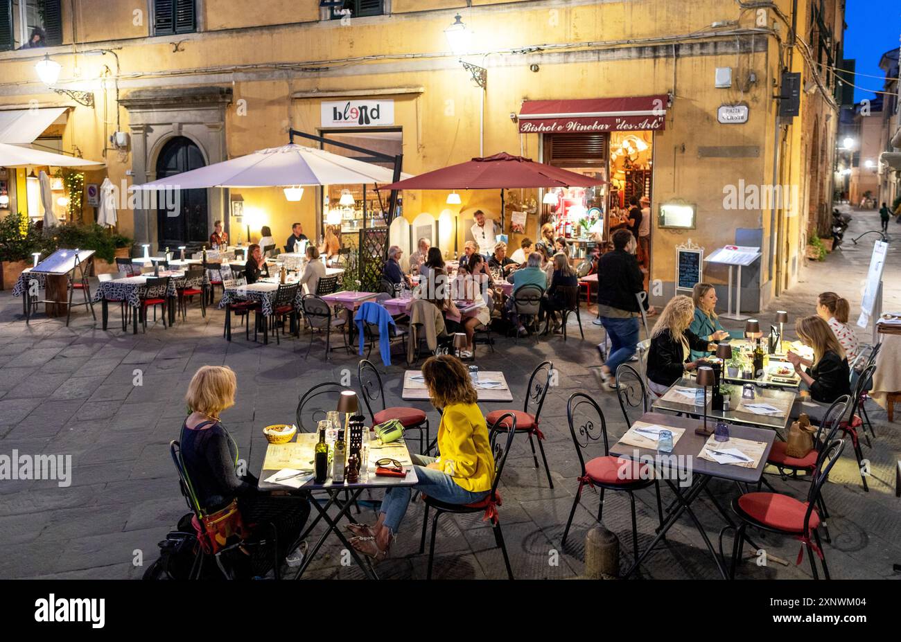 Restaurant la nuit à Lucca Toscane Italie Banque D'Images