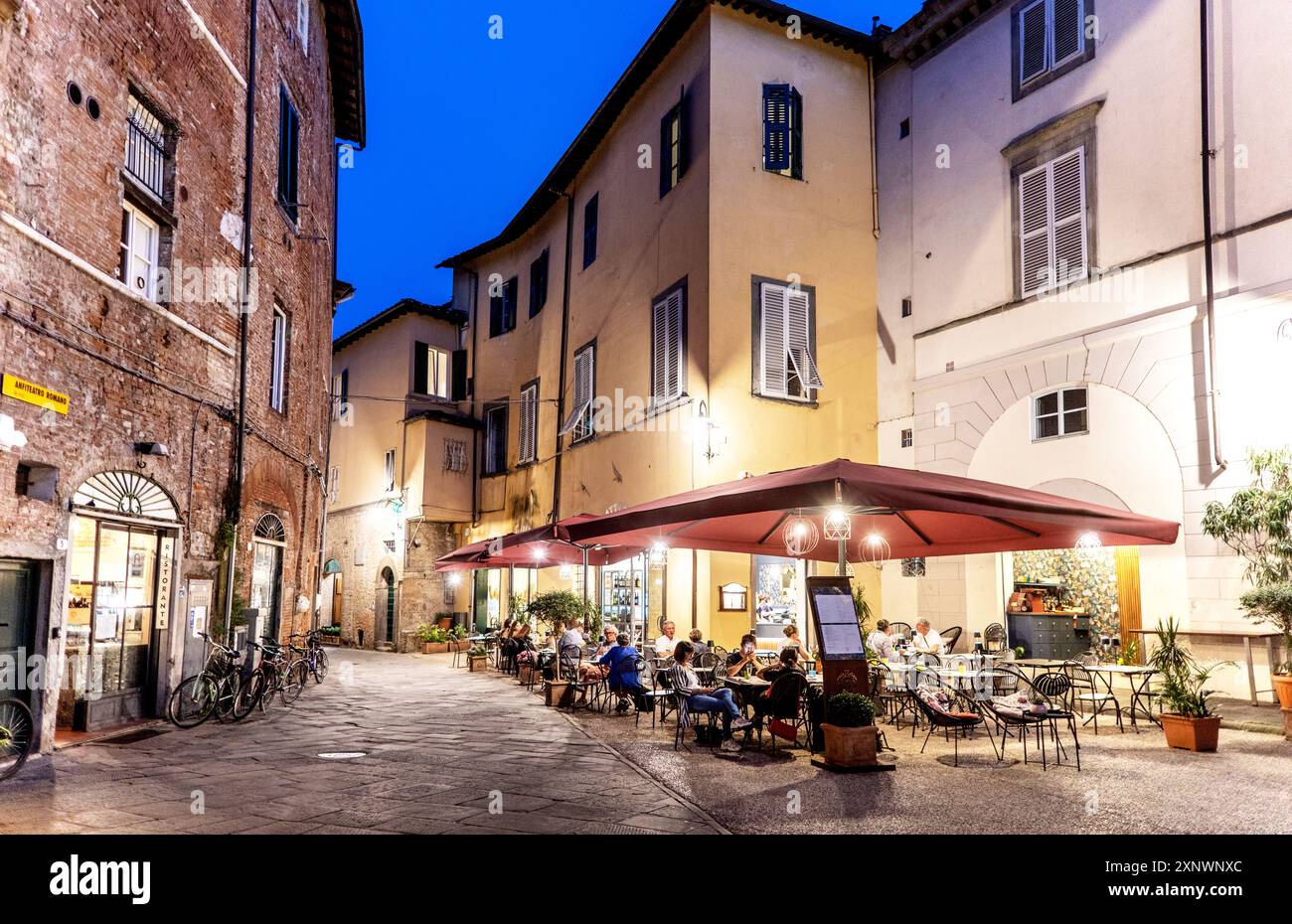 Restaurant la nuit à Lucca Toscane Italie Banque D'Images