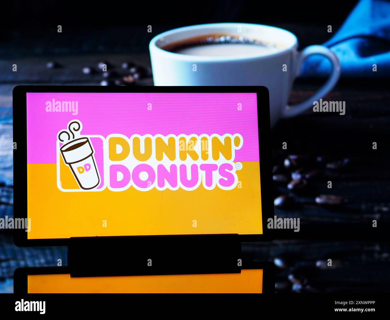 Allemagne - 2 août 2024 : dans cette illustration photo, le logo Dunkin Donuts (Dunkin Brands Inc) est affiché sur une tablette. Banque D'Images