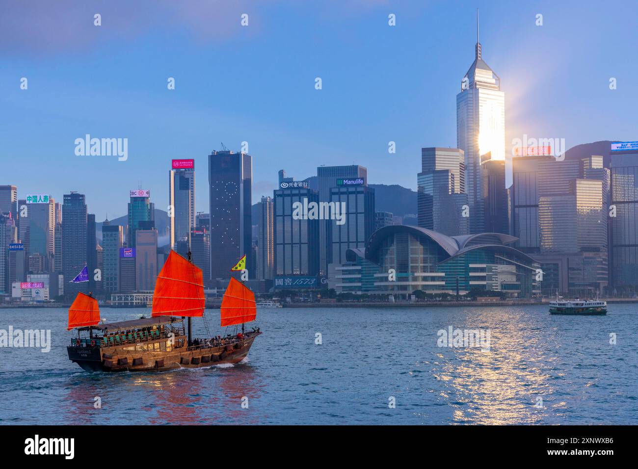 Une jonque rouge dans le port de Hong Kong, Hong Kong, région administrative spéciale de la République populaire de Chine, Chine, Asie Copyright : NeilxFarrin 1 Banque D'Images