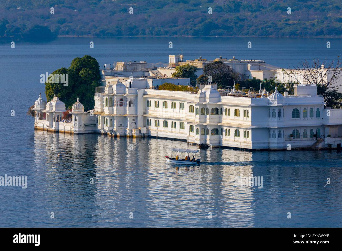 Aube au Lake Palace, Lake Pichola, Udaipur, Rajasthan, Inde, Asie du Sud, Asie Banque D'Images