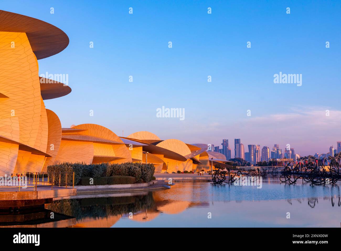 Musée national du Qatar au lever du soleil, Doha, Qatar, moyen-Orient Banque D'Images