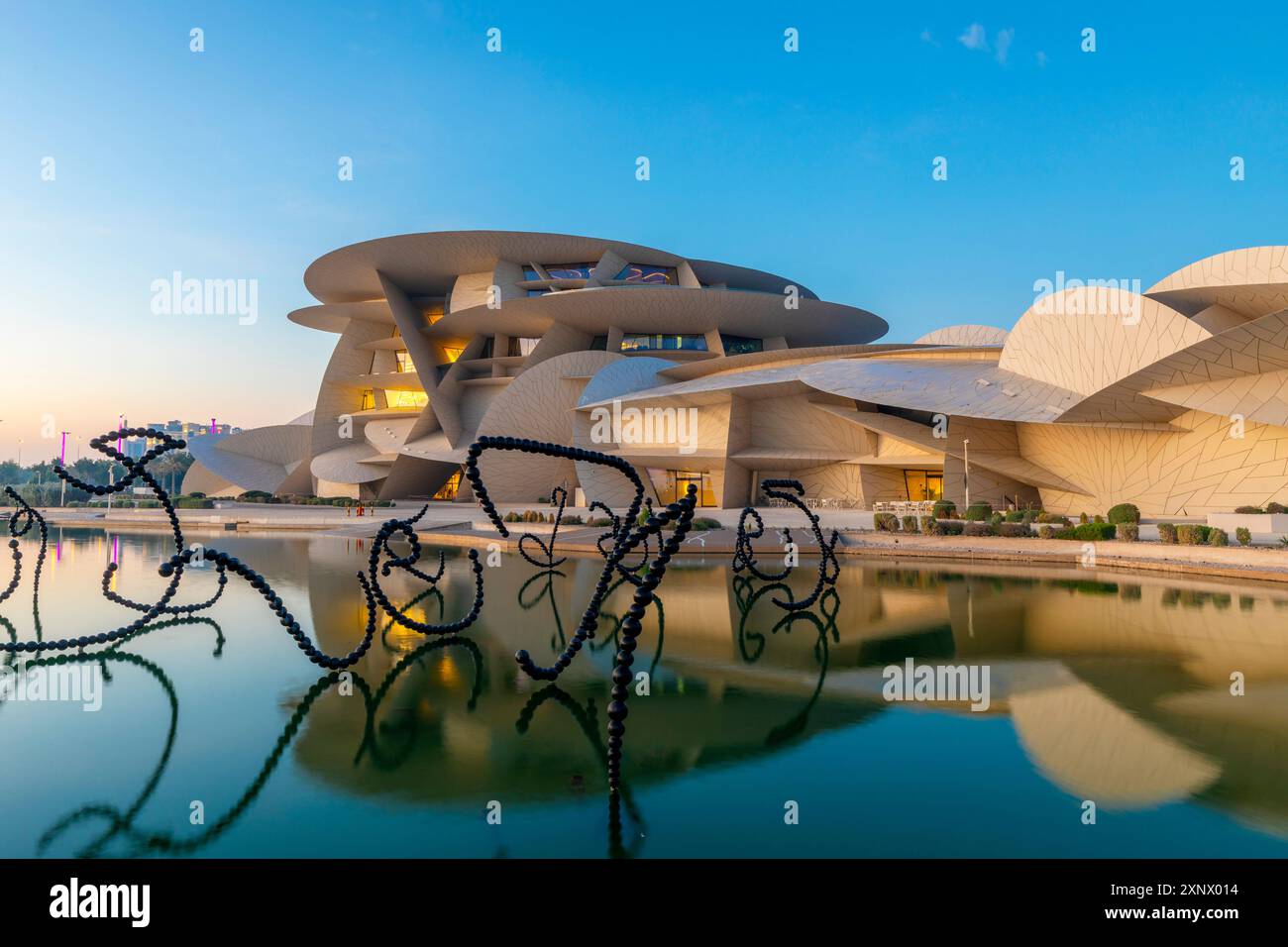 Musée national du Qatar au crépuscule, Doha, Qatar, moyen-Orient, Banque D'Images