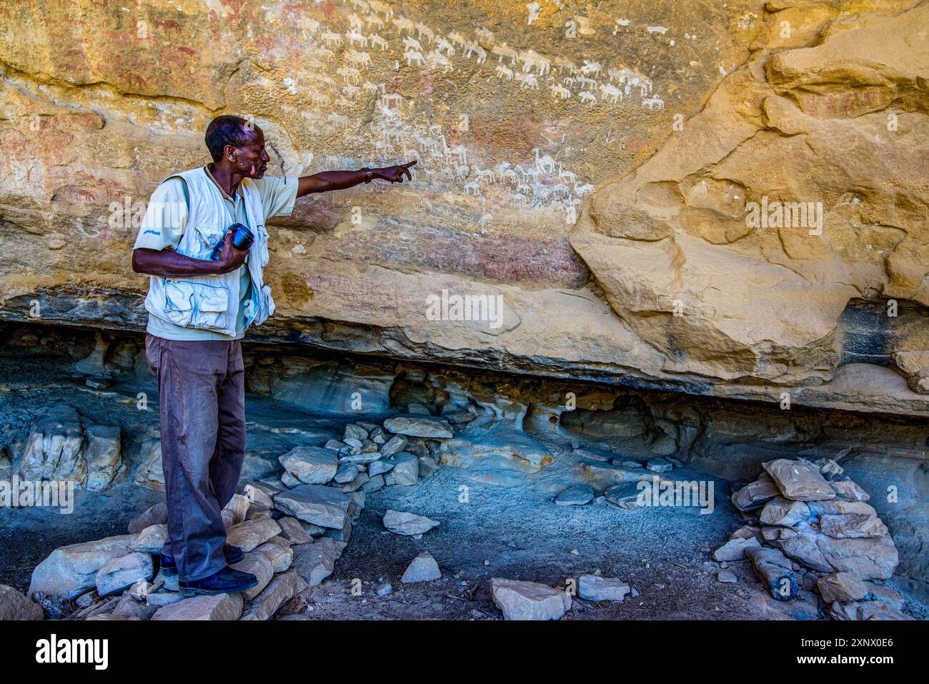 Guide montrant d'anciennes peintures rupestres dans la colonie pré-aksumite de Qohaito (Koloe), en Erythrée, en Afrique Banque D'Images