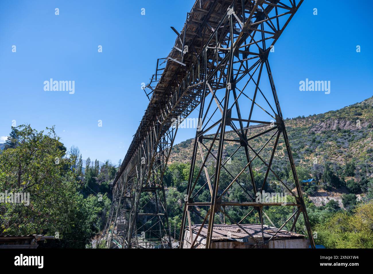 Vieux pont ferroviaire près des sources chaudes de Cauquenes, centre du Chili, Amérique du Sud Banque D'Images