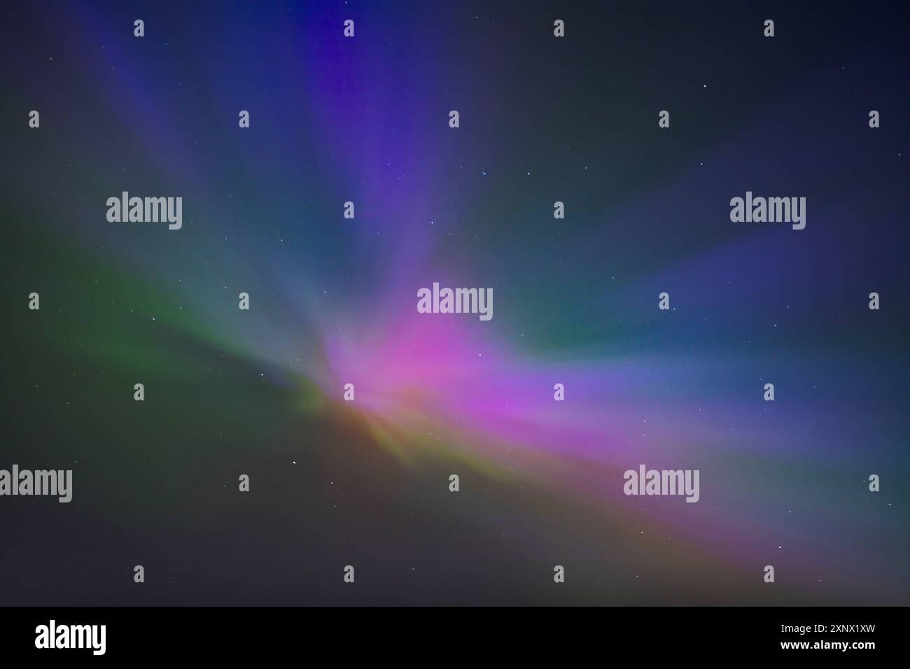 Les aurores boréales (Aurora Borealis), affichant un kaléidoscope de couleurs éclatantes dans les cieux sombres du nord de l'Angleterre, du Royaume-Uni, de l'Europe Banque D'Images