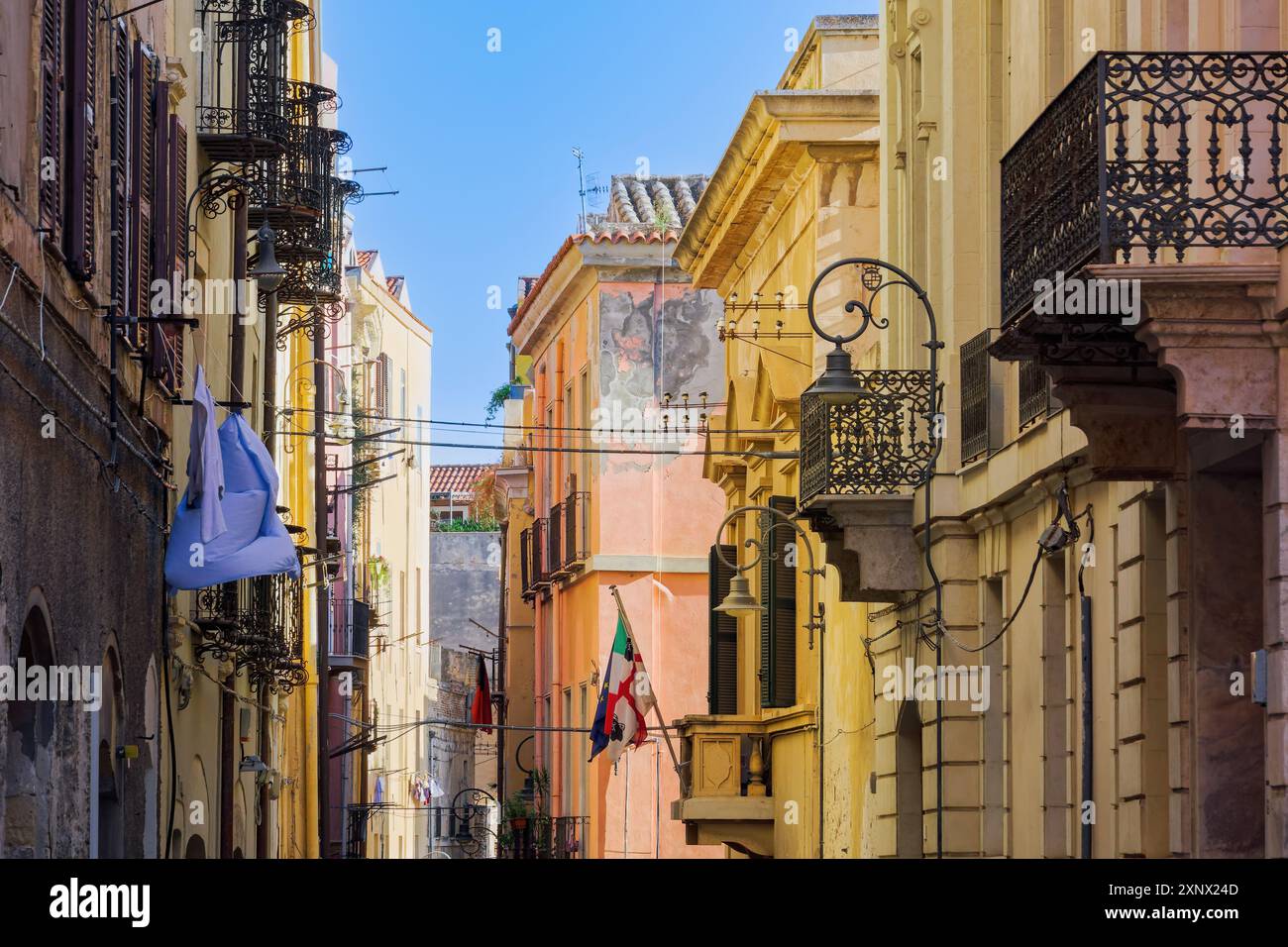 Centre historique bâtiments colorés avec volets en bois et balcons en fer sous ciel bleu clair, Cagliari, Sardaigne, Italie, Méditerranée Banque D'Images
