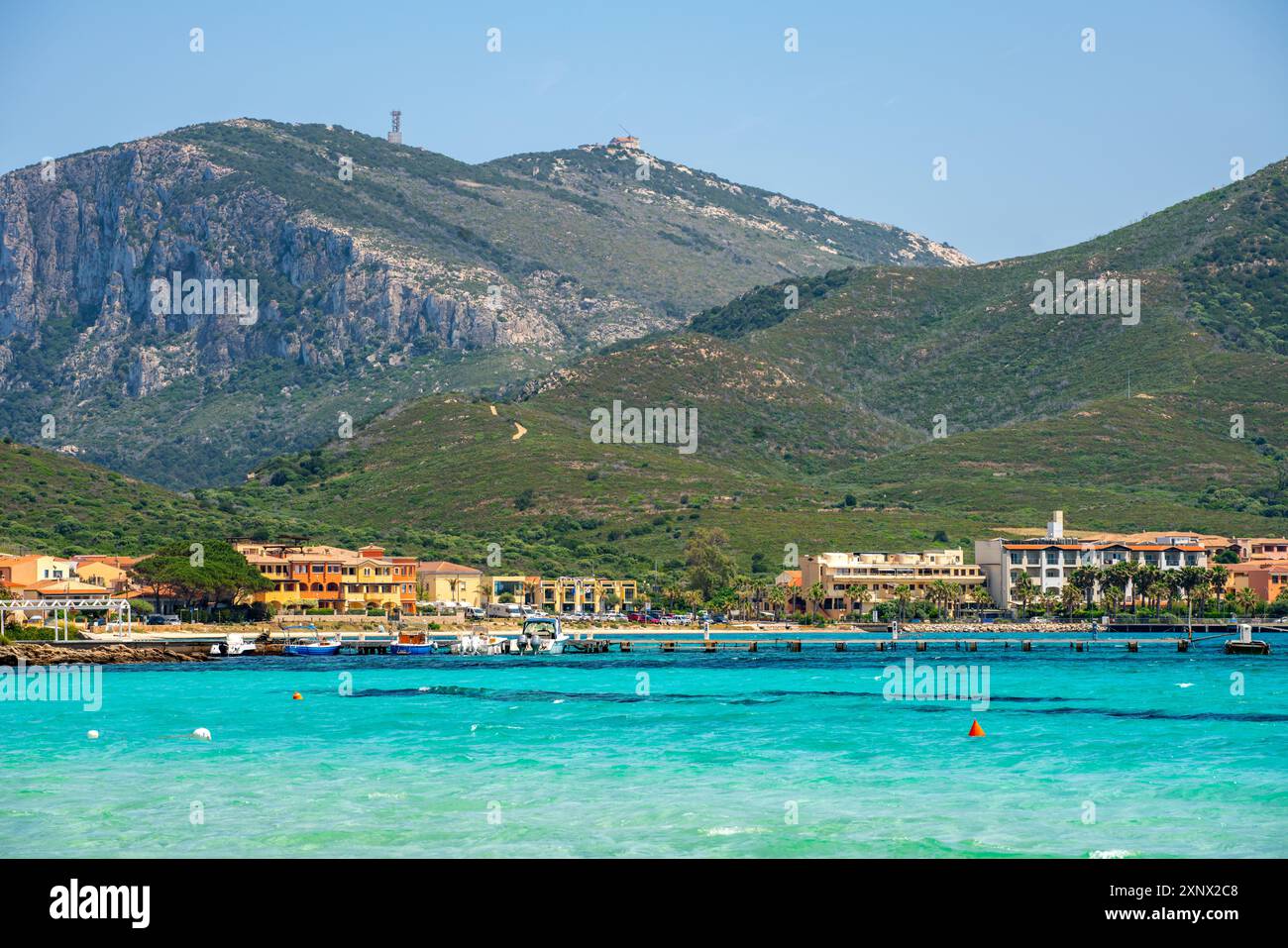 Golfo Aranci vue de l'autre côté de la baie avec eau turquoise, Sardaigne, Italie, Méditerranée, Europe Banque D'Images