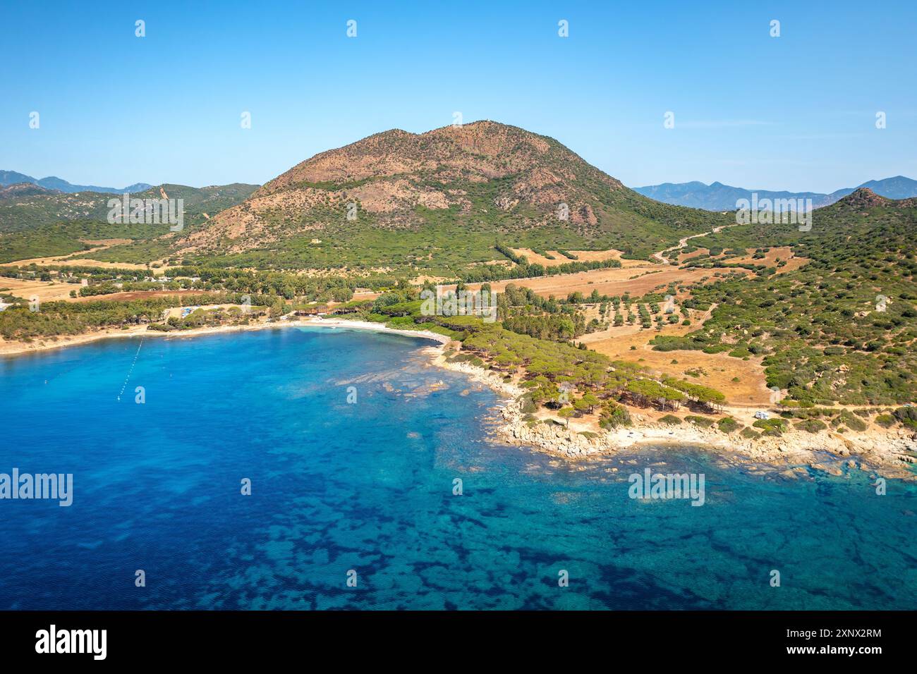 Vue aérienne drone du paysage de plage de Ferrato Cape, Sardaigne, Italie, Méditerranée, Europe Banque D'Images