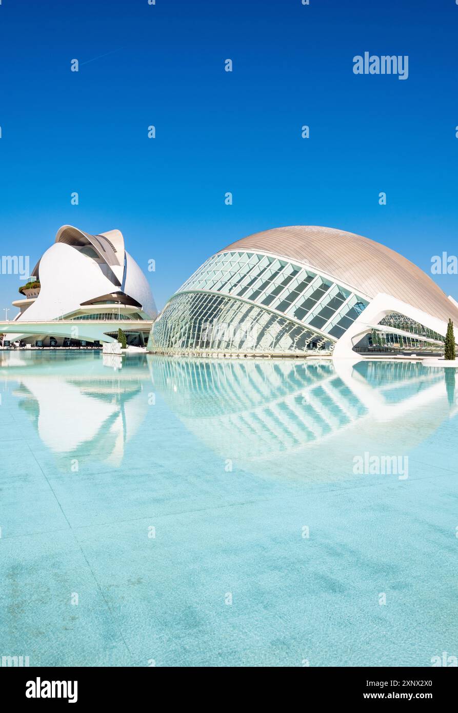 Réflexions de Palau de les Arts Reina Sofia et Museu de les ciencies principe Felipe de Ciudad de las Artes y las Ciencias, Valence, Espagne Banque D'Images
