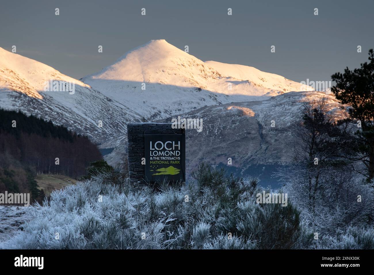 Panneau du parc national du Loch Lomond et des Trossachs avec Ben More et les collines de Crianlarich derrière en hiver, parc national du Loch Lomond et des Trossachs, Highlands écossais, Écosse Banque D'Images