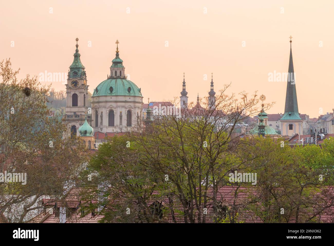 Tour et dôme de l'église de Nicolas et église de Thomas dans la petite ville au coucher du soleil, Prague, République Tchèque (Tchéquie), Europe Banque D'Images