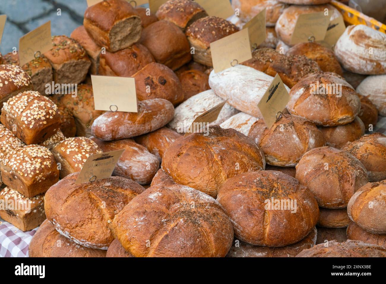 Différents types de pain frais exposés au marché des agriculteurs sur la rivière Vltava près de Palackeho namesti, Prague, République tchèque (Tchéquie), Europe Banque D'Images