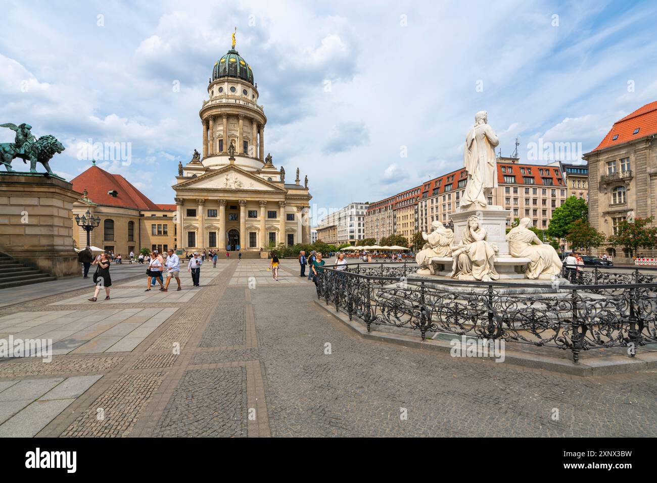 Franzosischer Dom et Schiller Monument au Gendarmenmarkt Square, Mitte, Berlin, Allemagne, Europe Banque D'Images