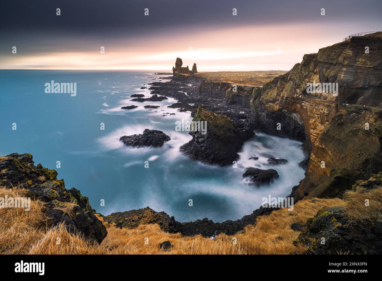 La splendide falaise basaltique de Londrangar, prise avec une longue exposition par une froide journée d'hiver, Islande, régions polaires Banque D'Images