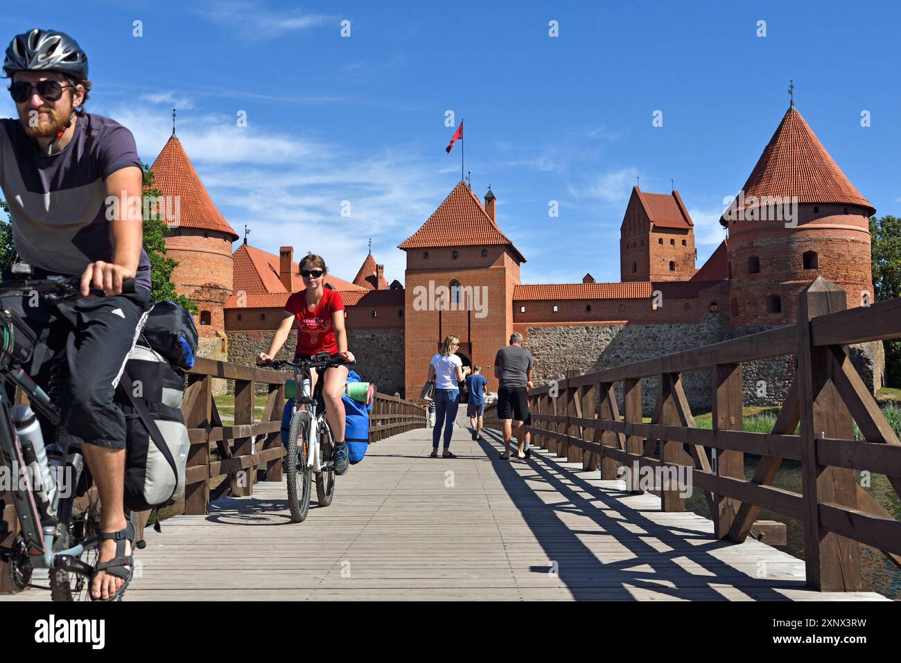 Pont en bois menant au château de Trakai sur une île du lac Galve, Lituanie, Europe Banque D'Images