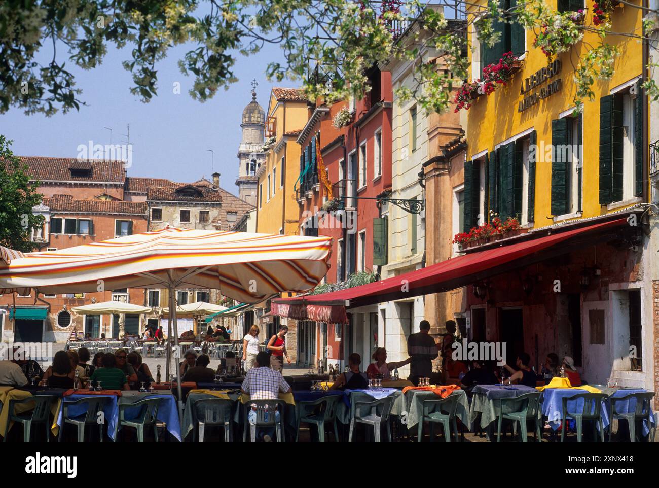 Restaurant extérieur sur la place Santa Margherita, quartier Dorsoduro, Venise, site du patrimoine mondial de l'UNESCO, région de Vénétie, Italie, Europe Banque D'Images