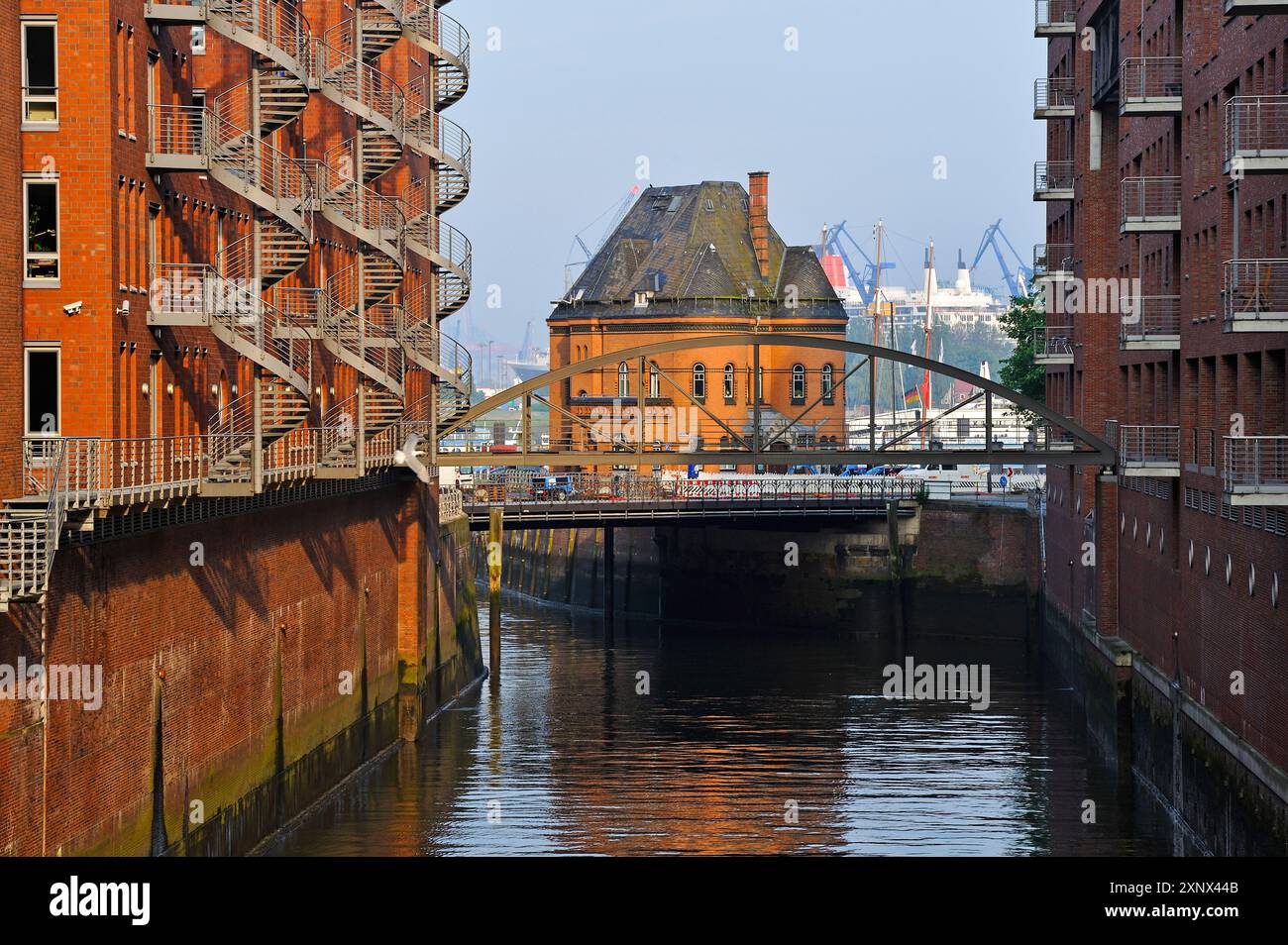Poste de police (Hafenpolizeiwache) à l'entrée du canal Kehrwiederfleet dans la Speicherstadt (ville des entrepôts), quartier de HafenCity Banque D'Images