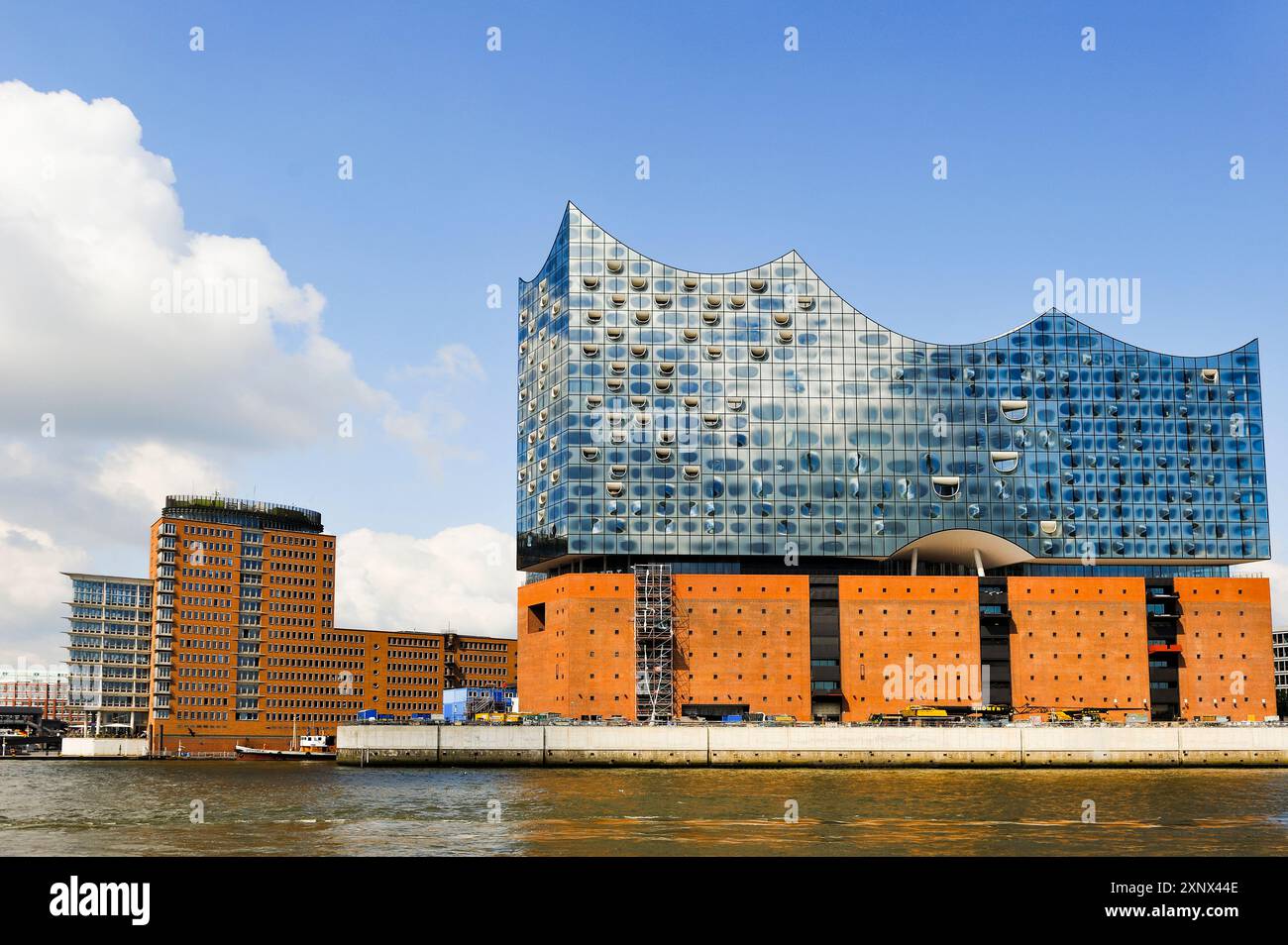 Elbphilharmonie, une salle de concert construite au sommet d'un ancien entrepôt, par le cabinet d'architecture suisse Herzog et de Meuron, vue d'un ferry sur l'Elbe, quartier HafenCity, Hambourg, Allemagne Banque D'Images