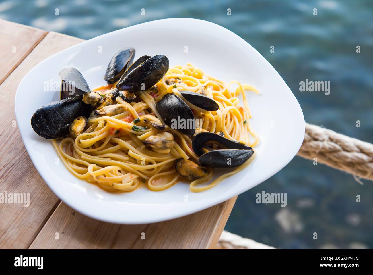 Le restaurant Mussel House spécialités de moules Bouchot du lac Butrint sur le bord duquel il est situé, à Ksamil, Albanie Banque D'Images