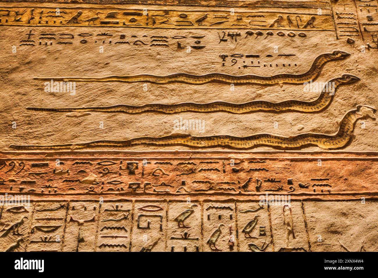 Relief du Dieu serpent égyptien Nehebkau, tombe de Ramsès III, KV11, Vallée des Rois, Thèbes antiques, site du patrimoine mondial de l'UNESCO, Louxor, Égypte Banque D'Images