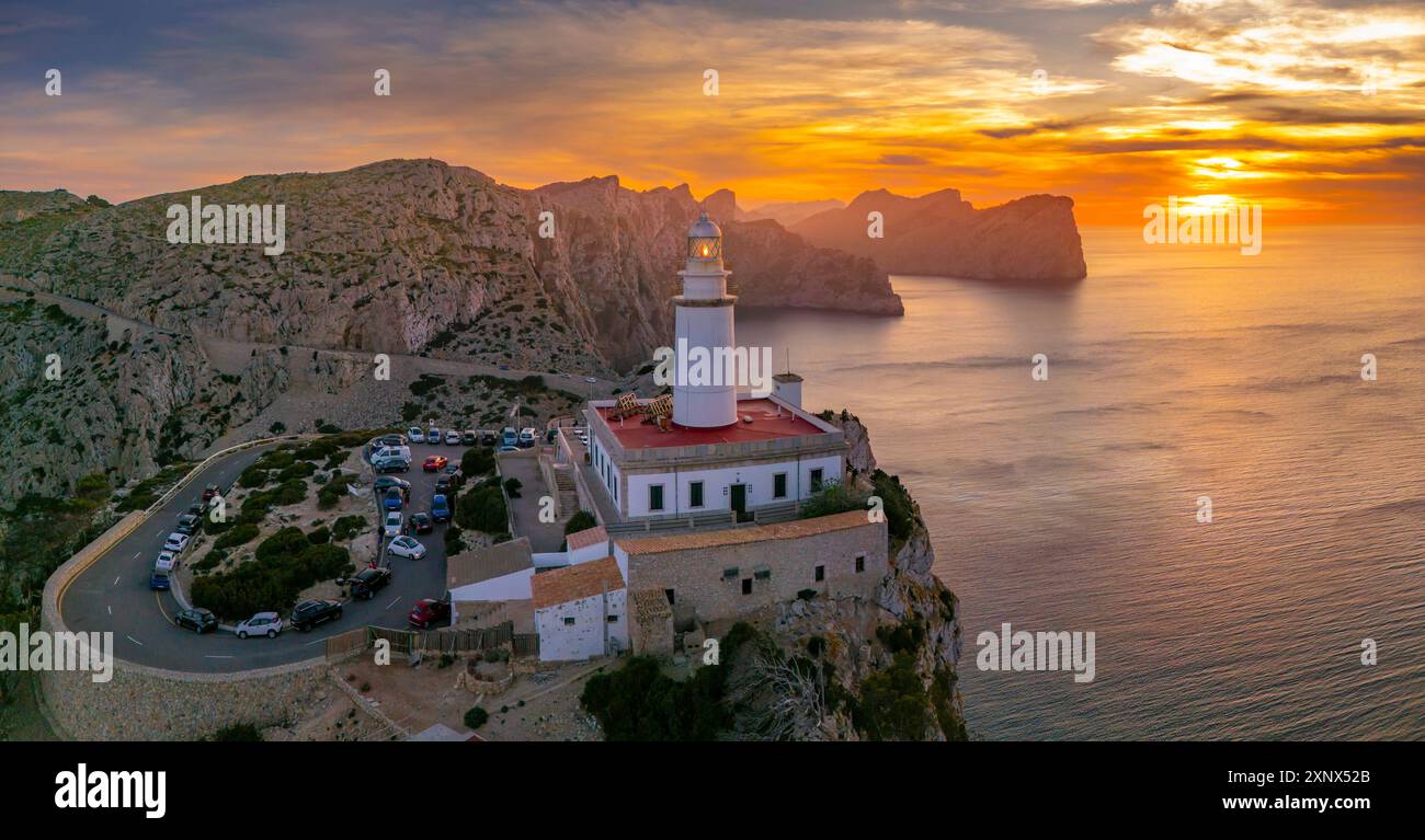 Vue aérienne du phare de Cap Formentor au coucher du soleil, Majorque, Îles Baléares, Espagne, Méditerranée, Europe Banque D'Images