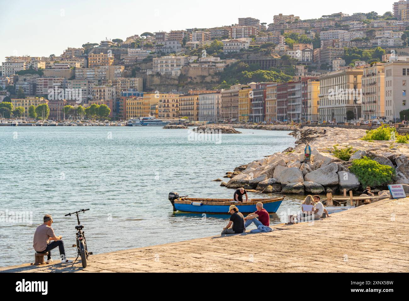 Vue de l'architecture aux couleurs pastel sur le front de mer de via Francesco Caracciolo, Naples, Campanie, Italie, Europe Banque D'Images