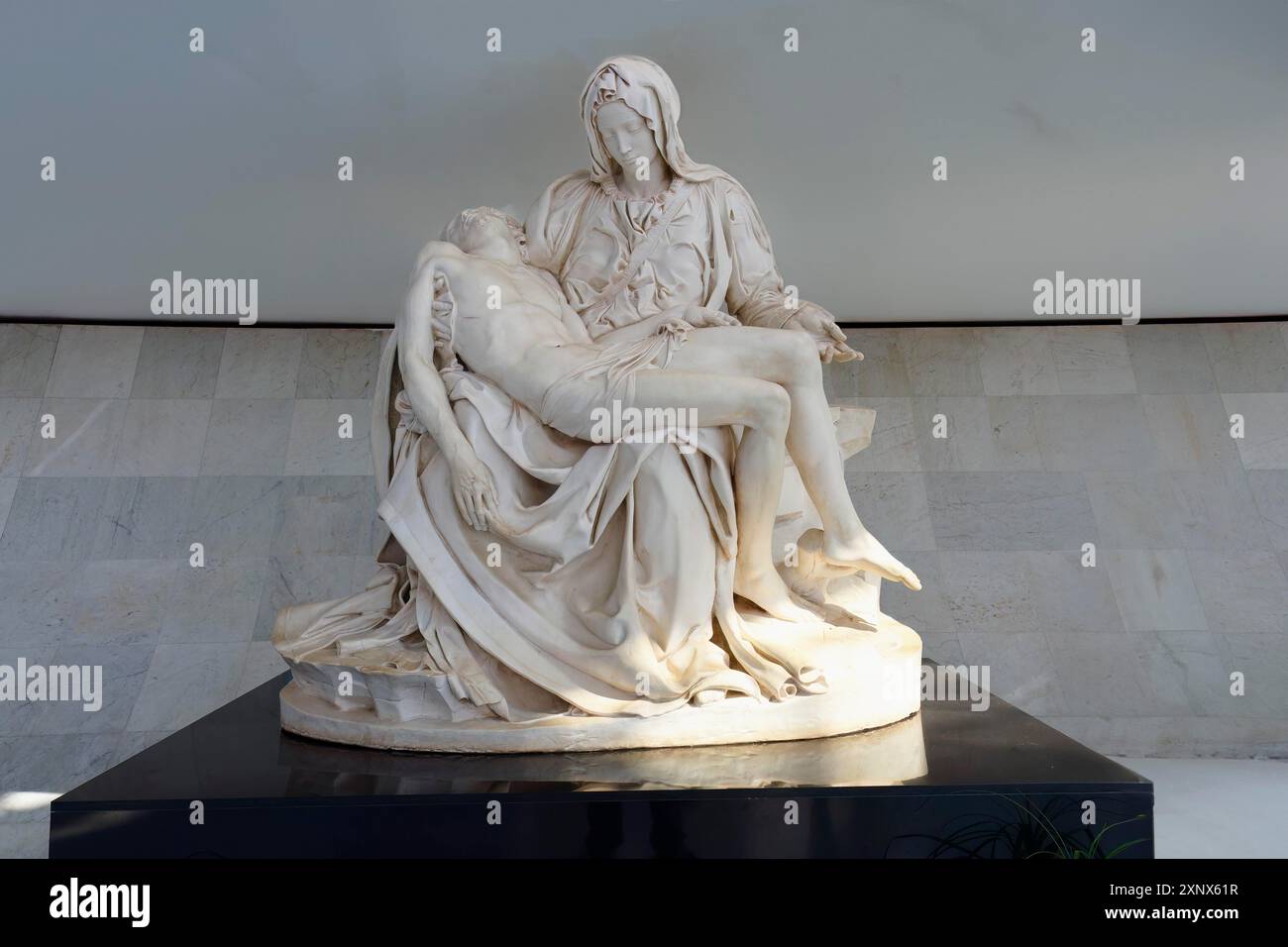 Pieta, la statue de la Bienheureuse Vierge Marie avec le corps mort du Christ, Cathédrale romaine de Brasilia ou Cathédrale métropolitaine de notre-Dame de Banque D'Images