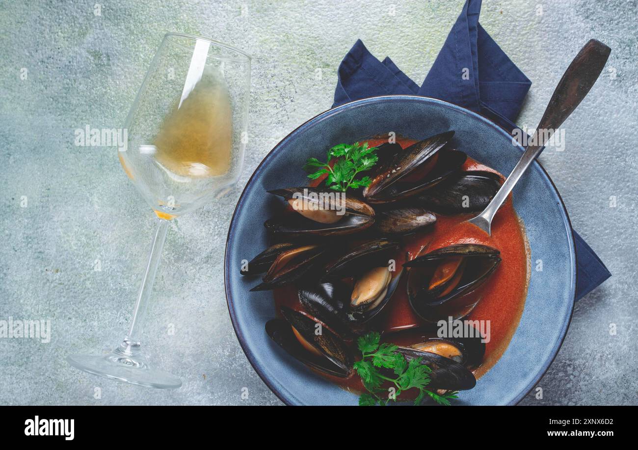 Moules FRA Diavolo, moules à la sauce tomate, plat italien, avec un verre de vin, sur la table, vue de dessus, fait maison, pas de gens Banque D'Images