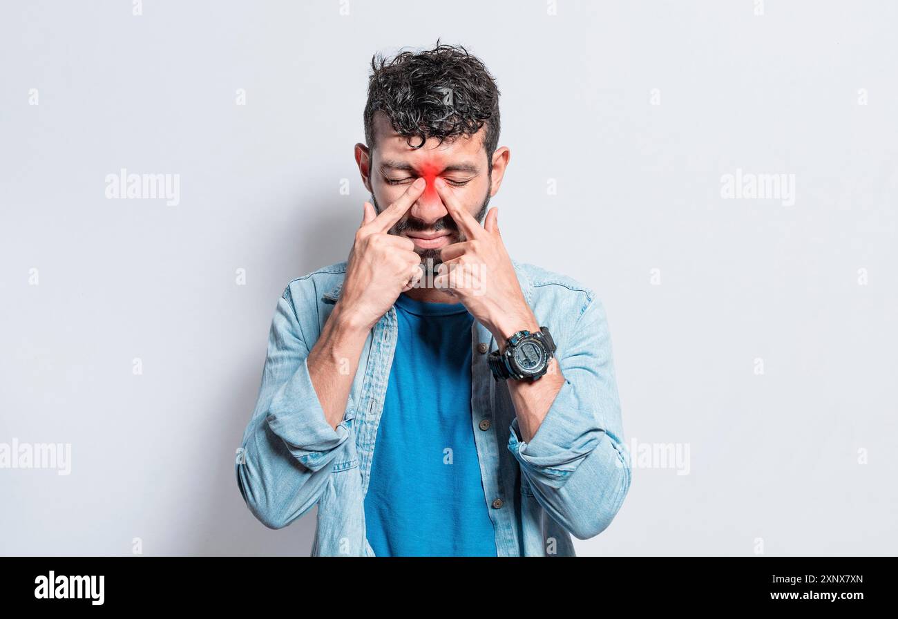 Les personnes souffrant de douleurs touchant le nez. Beau homme avec douleur de pont nasal, homme avec mal de tête de pont nasal. Notion de douleur sinusale Banque D'Images