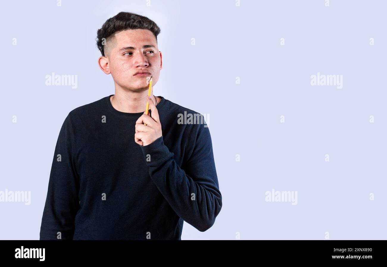 Jeune homme se demandant avec la main sur le menton isolé. Homme pensant avec la main sur le menton isolé Banque D'Images