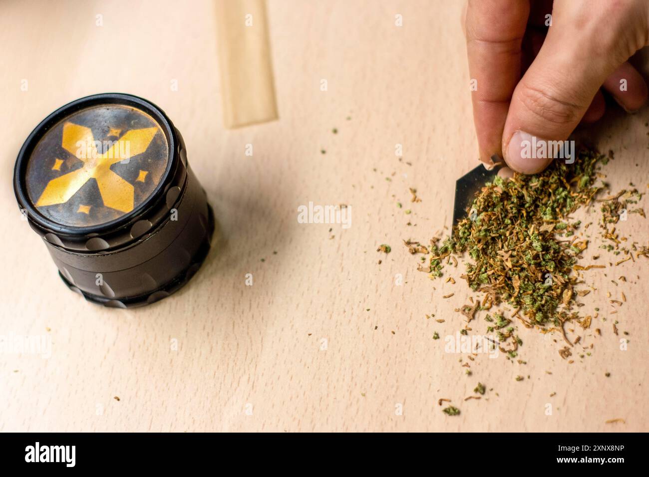 Personne reconnaissable préparant un joint de marijuana Banque D'Images