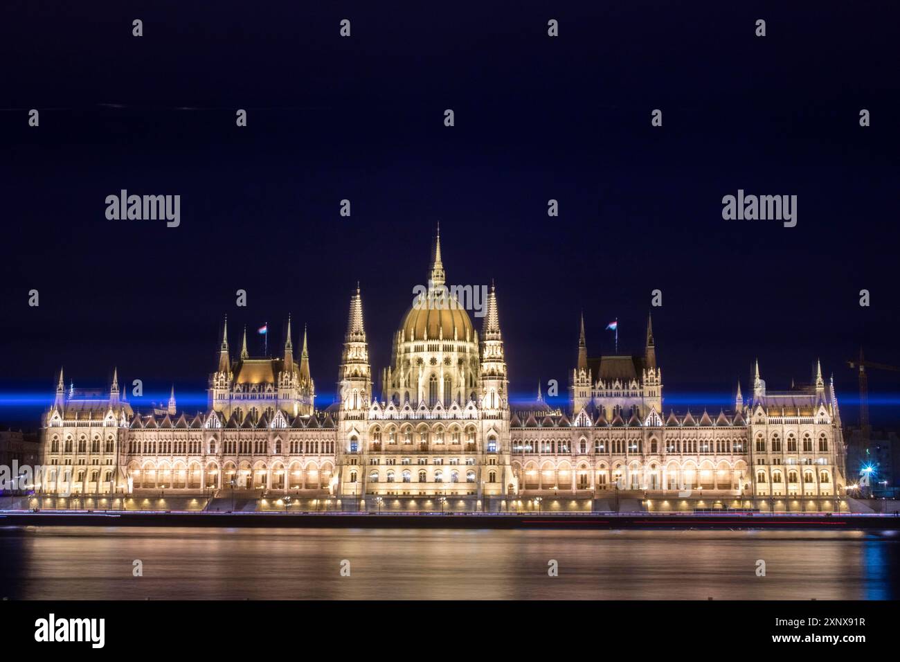 Superbe photo nocturne du bâtiment du parlement sur le Danube. Photo romantique au-dessus de Budapest, Hongrie Banque D'Images