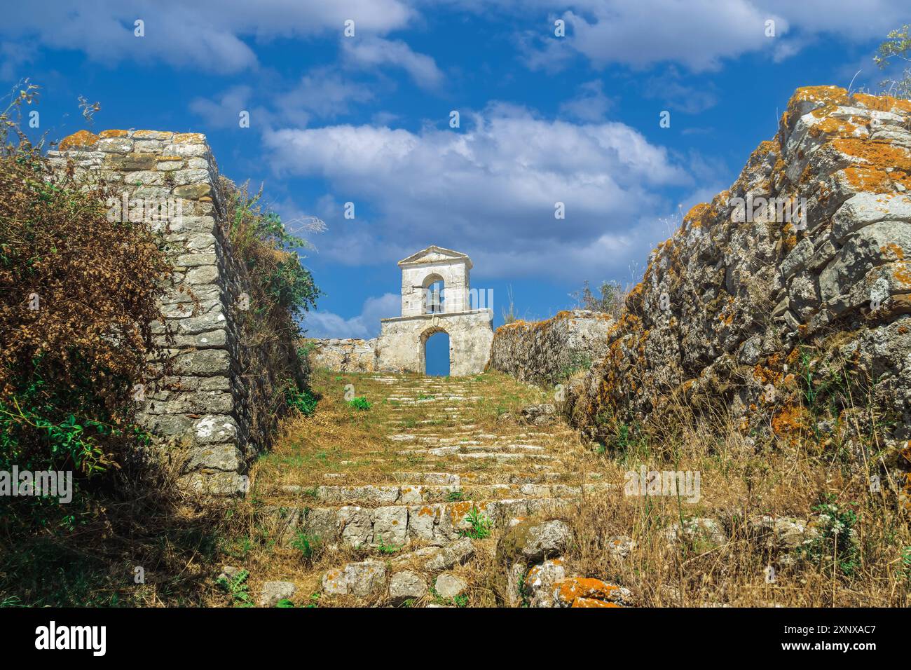 Clocher contre le ciel avec des nuages au sommet d'une église à Agia Mavra Fort, Lefkada, île ionienne, îles grecques, Grèce, Europe Copyright : bestravelvi Banque D'Images