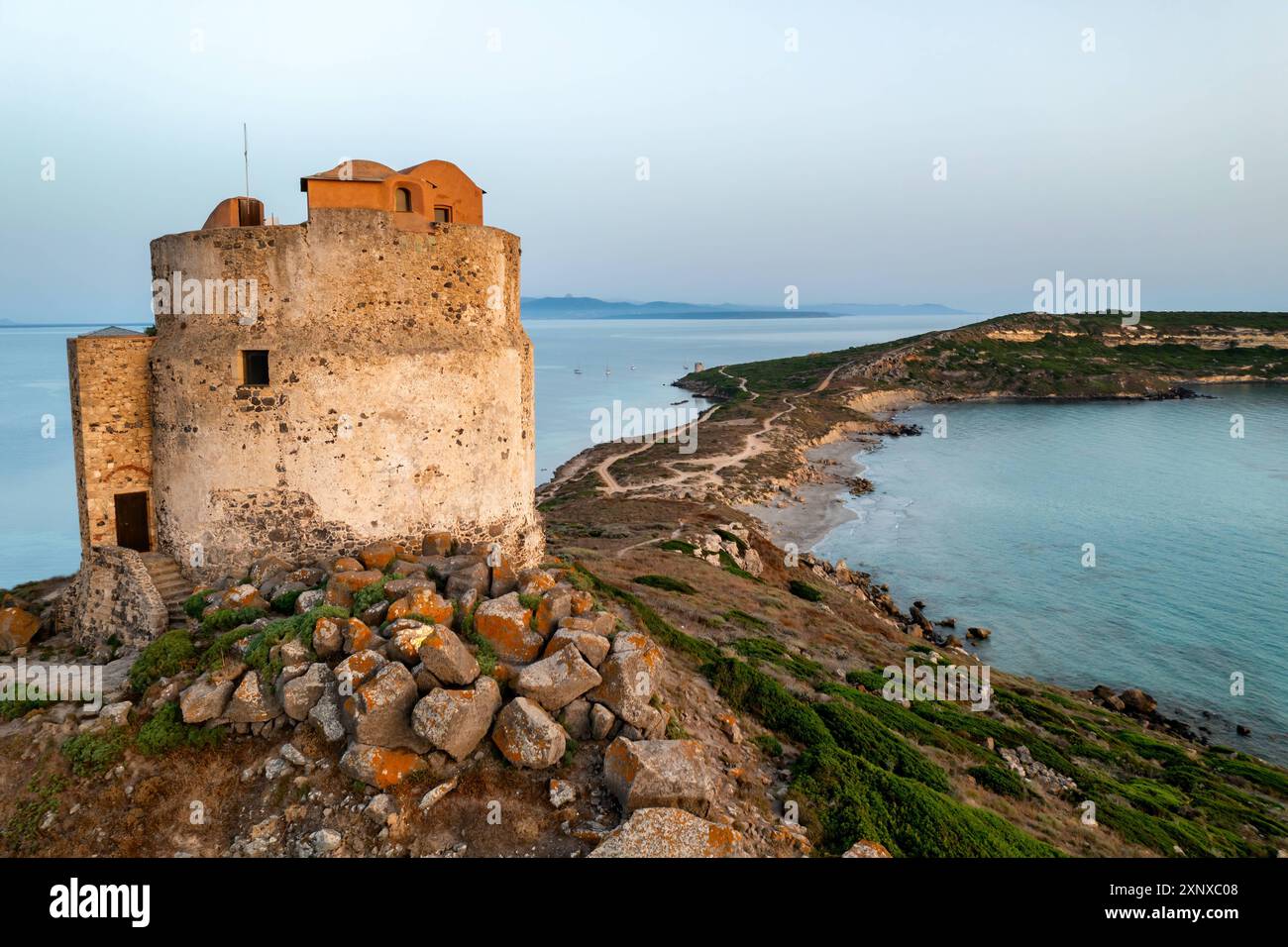 Tour historique San Giovanni di Sinis, drone vue aérienne du Cap San Marco au coucher du soleil, Sardaigne, Italie, Méditerranée, Europe Copyright : LuisxPina 1346- Banque D'Images