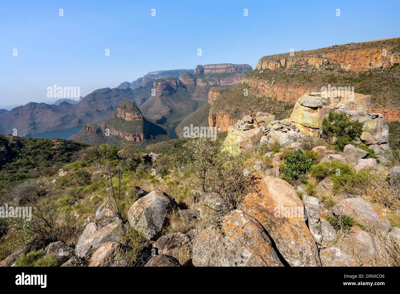 Coude de rivière au canyon de Blyde River avec le pic des trois Rondawels, vue sur la gorge de Blyde River et les montagnes de table, paysage de canyon, Panorama route Banque D'Images