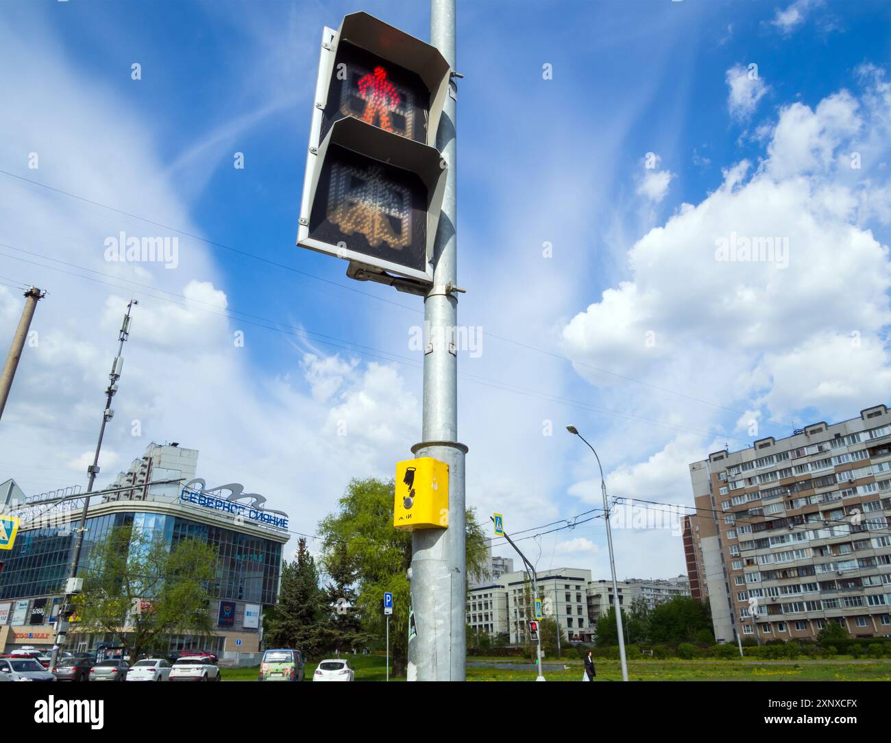 Moscou, Russie - 12 mai 2023 : feu de signalisation d'appel piéton avec unité de commande à bouton-poussoir Banque D'Images