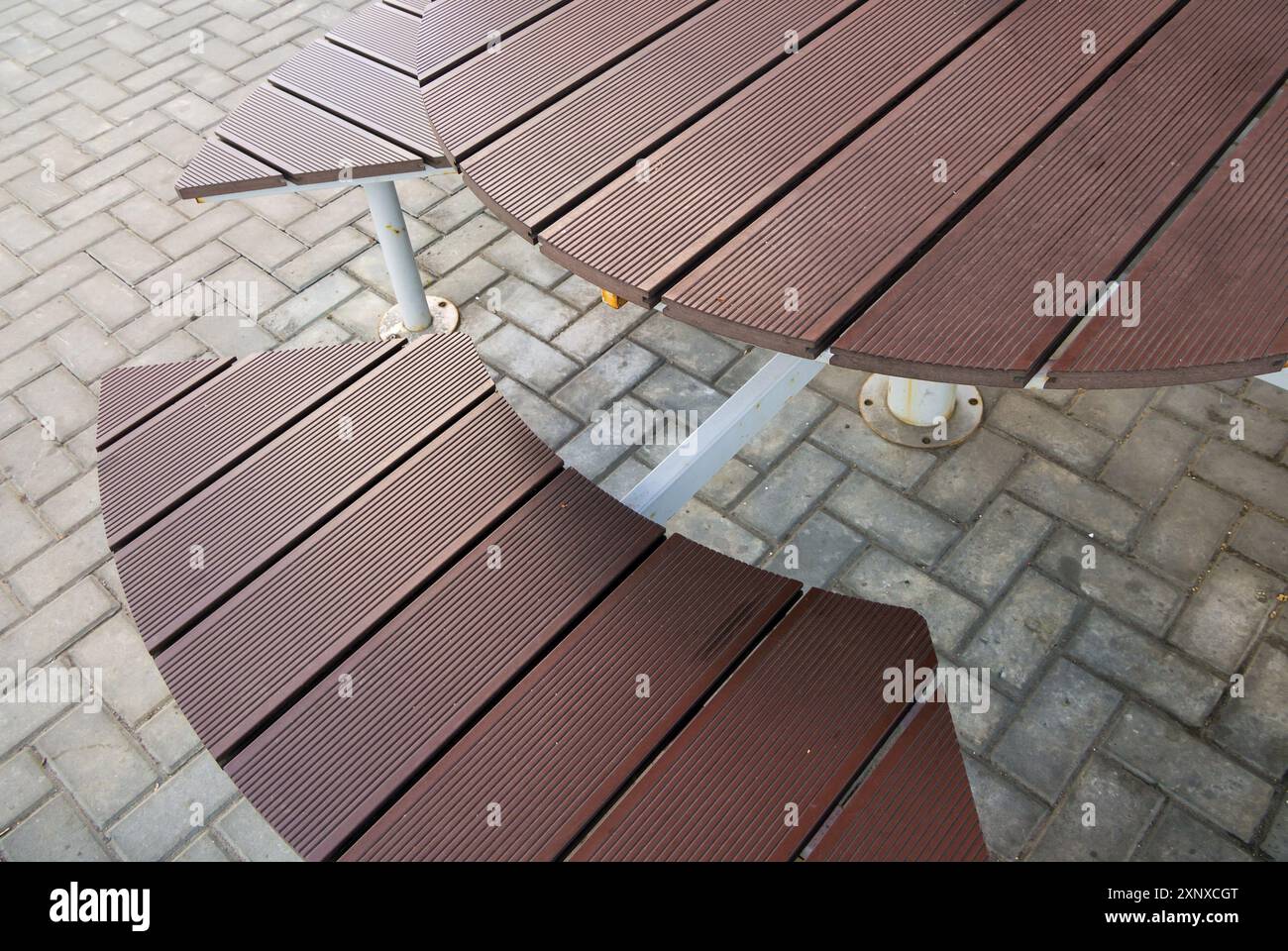 Utilisation d'une planche de terrasse composite pour une table de café extérieure Banque D'Images