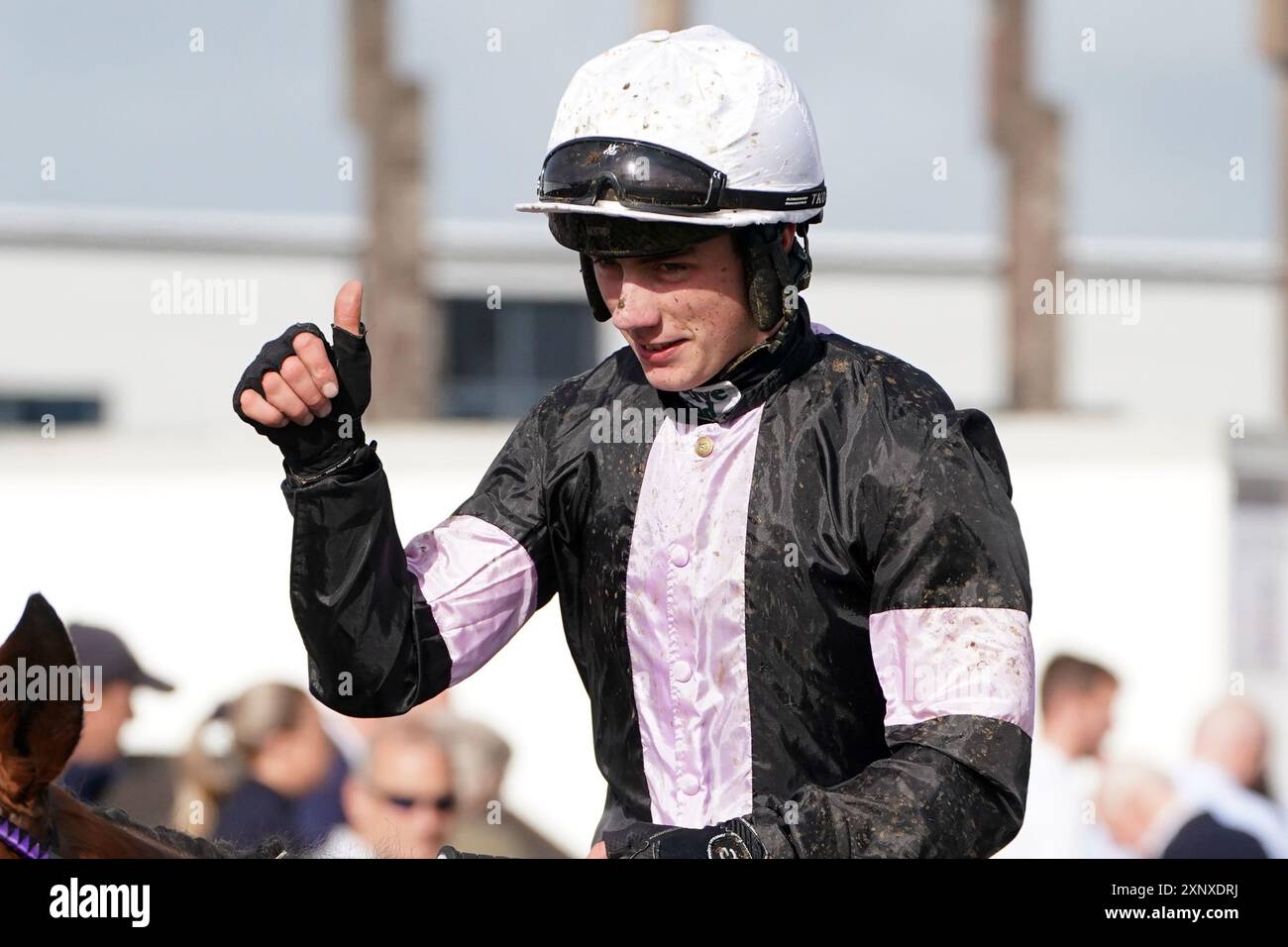 Le jockey Danny Gilligan à bord de Battleoverdoyen après avoir remporté le Guinness Galway Blazers handicap Chase le cinquième jour du Galway races Summer Festival à l’hippodrome de Galway. Date de la photo : vendredi 2 août 2024. Banque D'Images