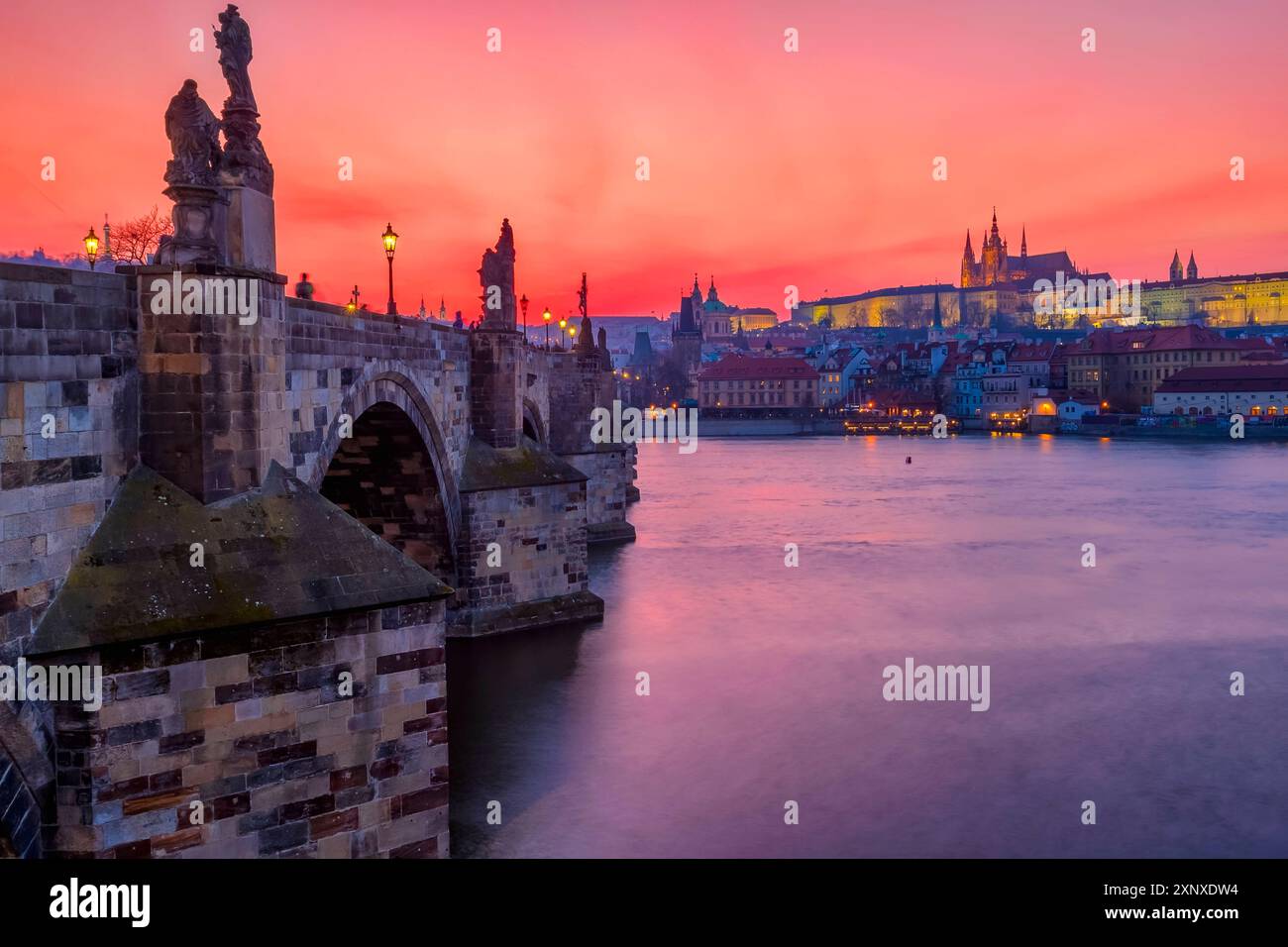 Pont Charles et château de Prague au coucher du soleil, site du patrimoine mondial de l'UNESCO, vieille ville, Prague, République tchèque Tchéquie, Europe Copyright : JanxMiracky 1359-1 Banque D'Images