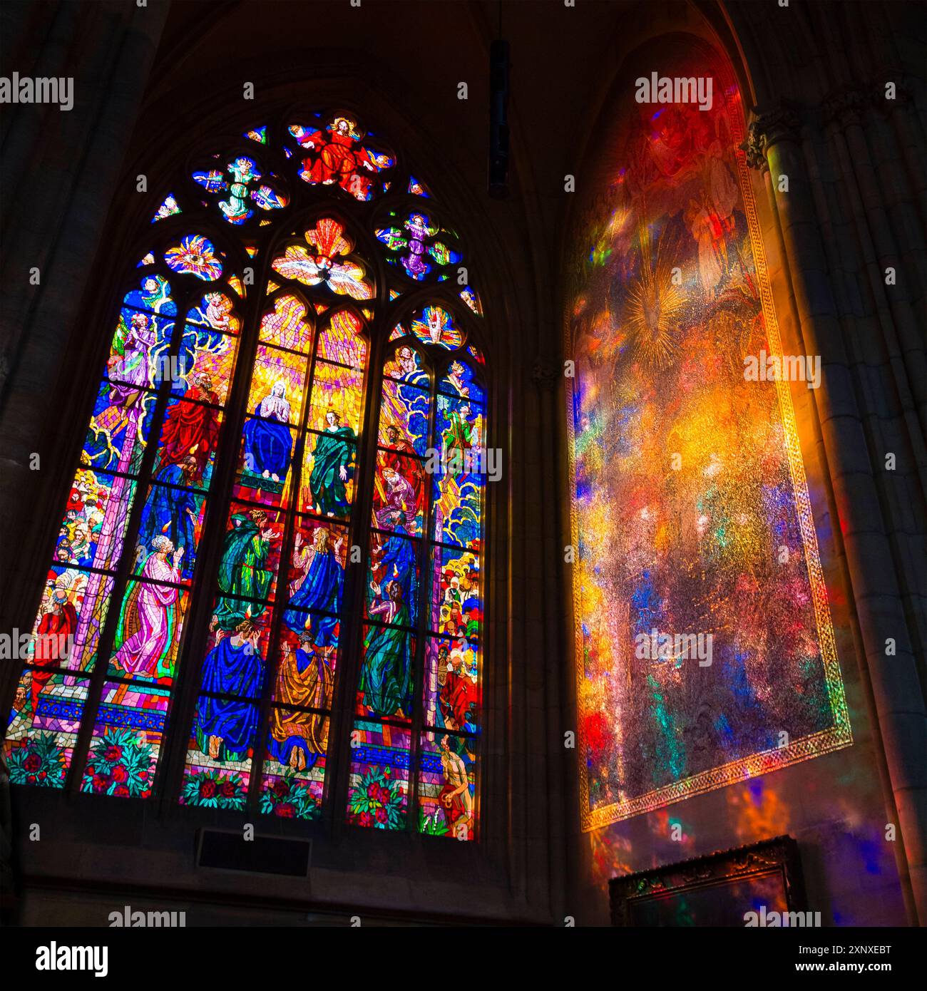 Fenêtre en mosaïque colorée et son reflet à l'intérieur de la Cathédrale Vitus, Château de Prague, Patrimoine mondial de l'UNESCO, Prague, Tchéquie, Europe Copyright : JA Banque D'Images